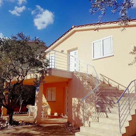 Prázdninový dům Grosses Mit Terrasse, Balkons Und Garten Sevid