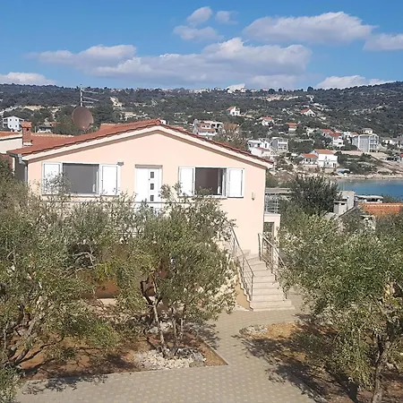 Grosses Mit Terrasse, Balkons Und Garten Prázdninový dům *